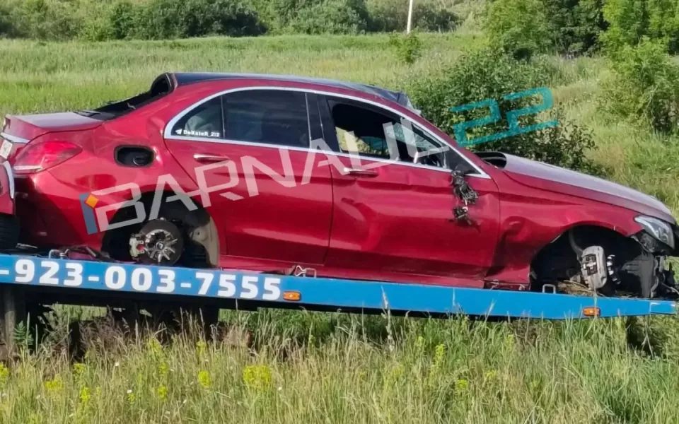 Mercedes-Benz перевернулся в кювет в поселке Лесной под Барнаулом
