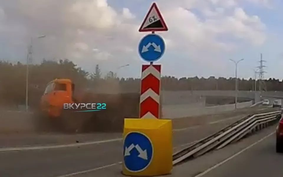 КамАЗ опрокинулся на развязке Змеиногорского тракта в Барнауле