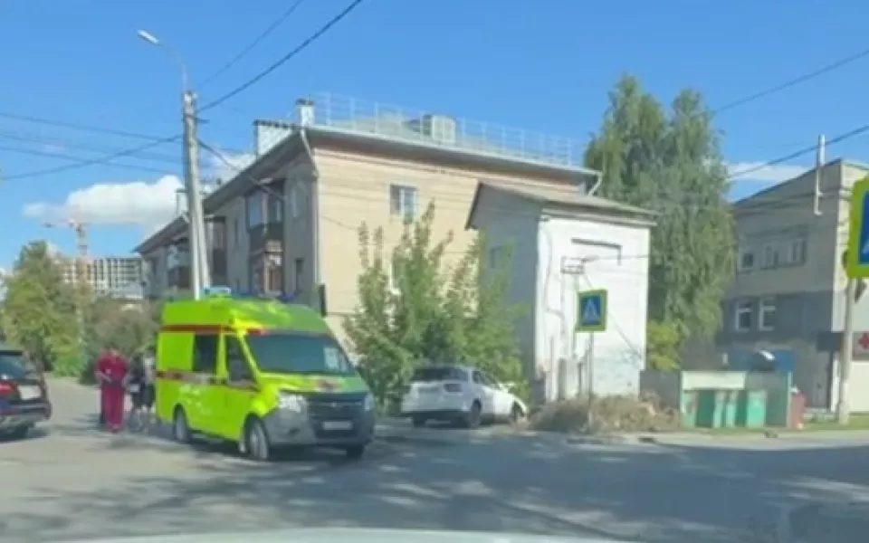 В центре Барнаула машина вылетела на тротуар при столкновении двух автомобилей