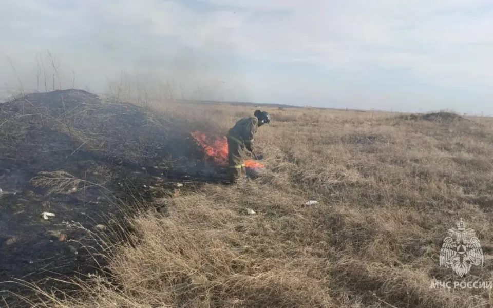 Спасатели предотвратили распространение пожара на село Озерно-Кузнецово