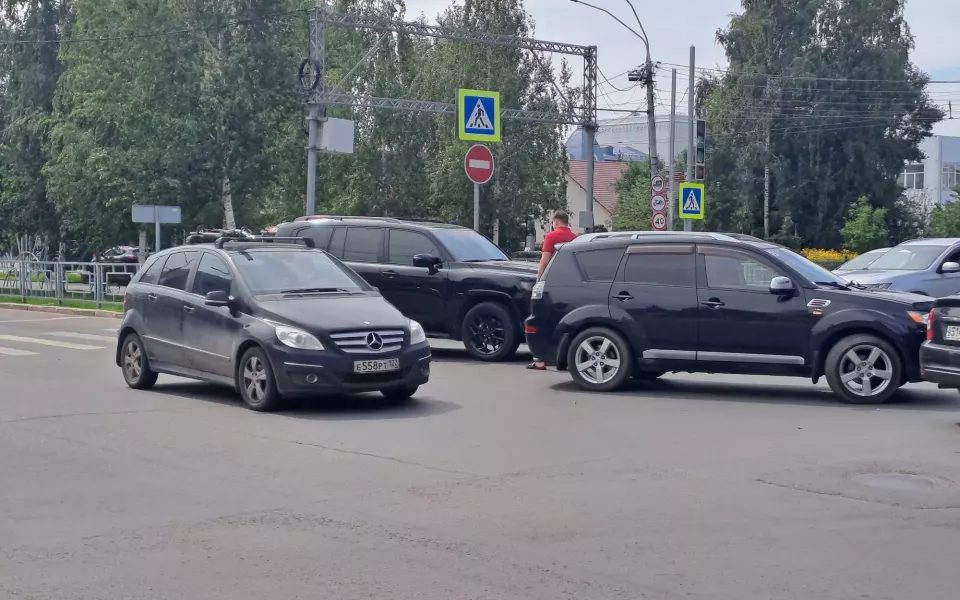 Toyota Land Cruiser и Mitsubishi Outlander столкнулись на пересечении проспекта Ленина и улицы Гоголя