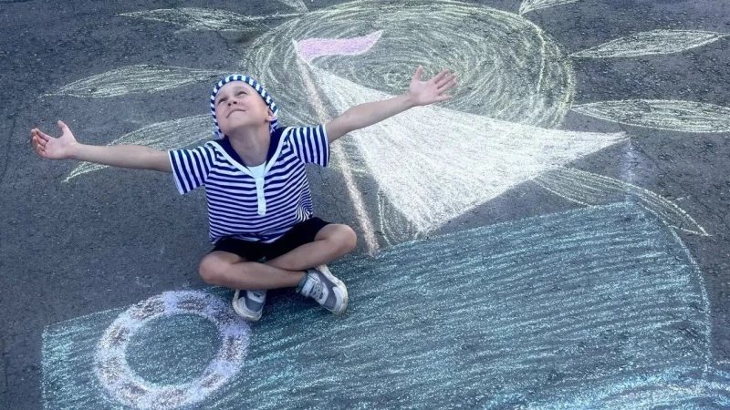 Конкурс рисунков на асфальте собрал более 90 детей заводчан