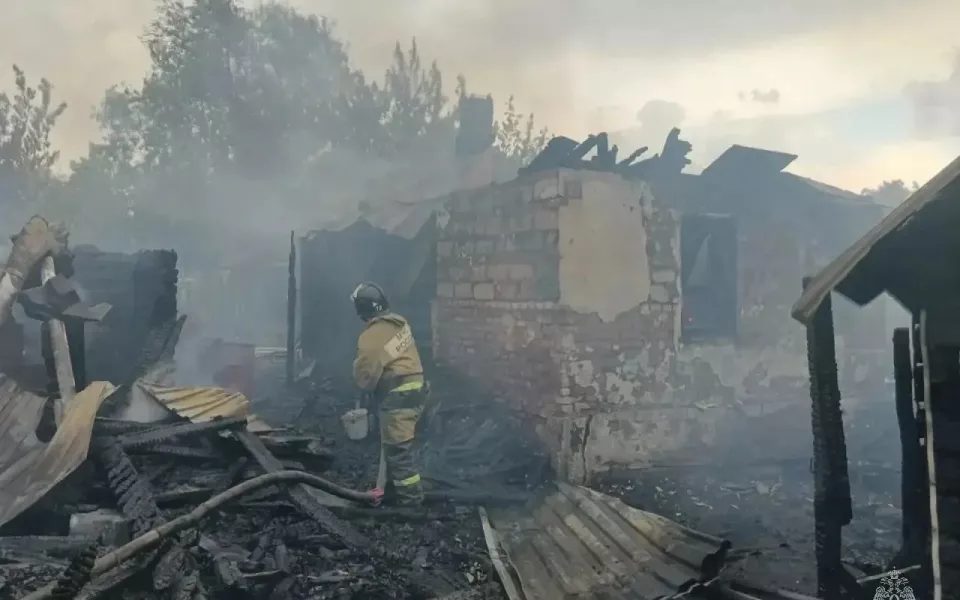 В Бийске погибли двое при пожаре в частном доме