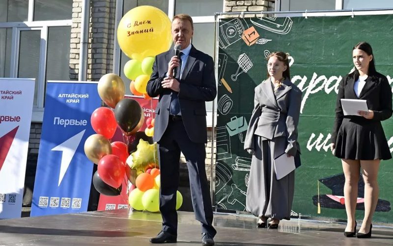 В Барнауле прошли праздничные линейки в День знаний