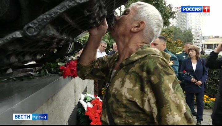 В Барнауле отметили День танкиста у легендарного Т-34