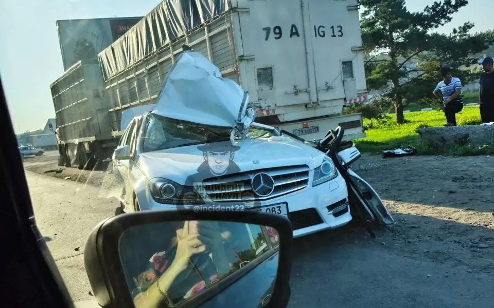 Две пассажирки Mercedes погибли в ДТП на улице Власихинской в Барнауле