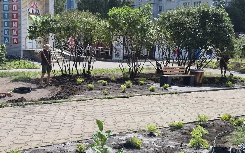На Сиреневом бульваре в Барнауле высадят сотни растений и новые деревья
