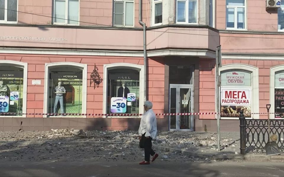 У дома на пр. Ленина, 85 убирают обломки после плановых работ