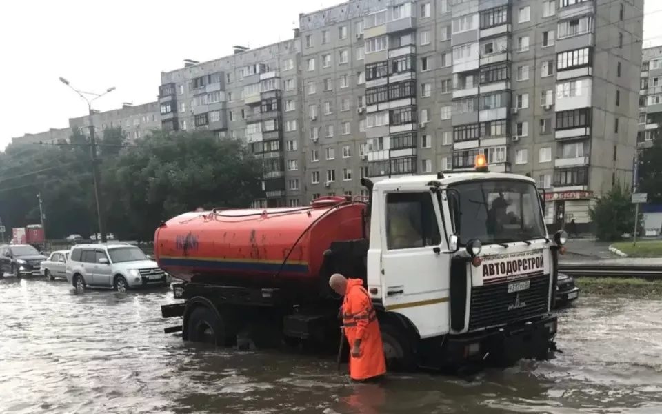 Ливень затопил барнаульские улицы: дорожники прочищают ливневые колодцы